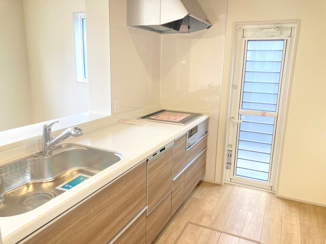 ブルーミングガーデン前橋市龍蔵寺町　2号棟のキッチン|人気のカウンターキッチン採用です☆ゴミ出しに便利な勝手口付き♪
コンロも３口ご用意しています！調理スペースも広くストレスなくお料理できます。
浄水器つきなので美味しいお水も飲めますよ♪