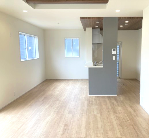 ブルーミングガーデン前橋市龍蔵寺町　2号棟の居間・リビング|人気の対面式キッチンを配した空間はお好みの家具も合わせやすく、家族がくつろぐ快適な空間造りをサポート。窓からは明るい陽光が差し込みます。