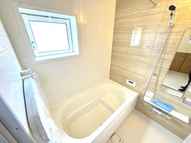 ブルーミングガーデン前橋市龍蔵寺町　2号棟の浴室|１坪タイプのフルオートバスです！
足を延ばして入れる広さなので一日の疲れも癒されますよ♪
室内物干しや浴室乾燥機もあるのでお天気の悪い日にはランドリースペースとしてもご利用できます！