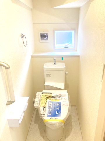 ブルーミングガーデン前橋市龍蔵寺町　2号棟のトイレ|1階トイレです。清潔感のある白を基調としています。
温水洗浄・便座暖房機能の付いた快適なトイレです☆