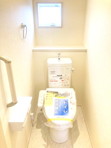 ブルーミングガーデン前橋市龍蔵寺町　2号棟のトイレ|2階トイレです。清潔感のある白を基調としています。