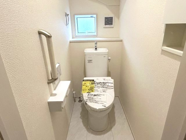 ブルーミングガーデン前橋市龍蔵寺町　2号棟のトイレ|1階トイレです。清潔感のある白を基調としています。
温水洗浄・便座暖房機能の付いた快適なトイレです☆