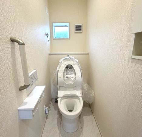 ブルーミングガーデン前橋市龍蔵寺町　2号棟のトイレ|2階トイレです。清潔感のある白を基調としています。