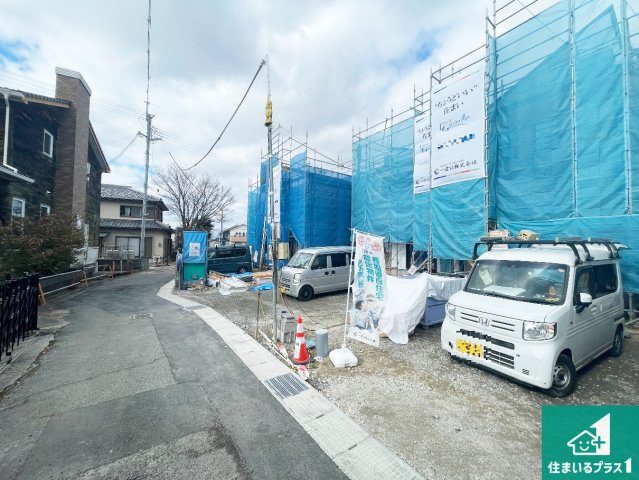 野洲市冨波甲　第3期　新築一戸建ての前面道路含む現地写真|周辺は落ち着いた街並みの住宅地！子育てがしやすい住環境です！まだ未完成ですが、現地でしかわからない事もございます。是非一度ご覧ください。