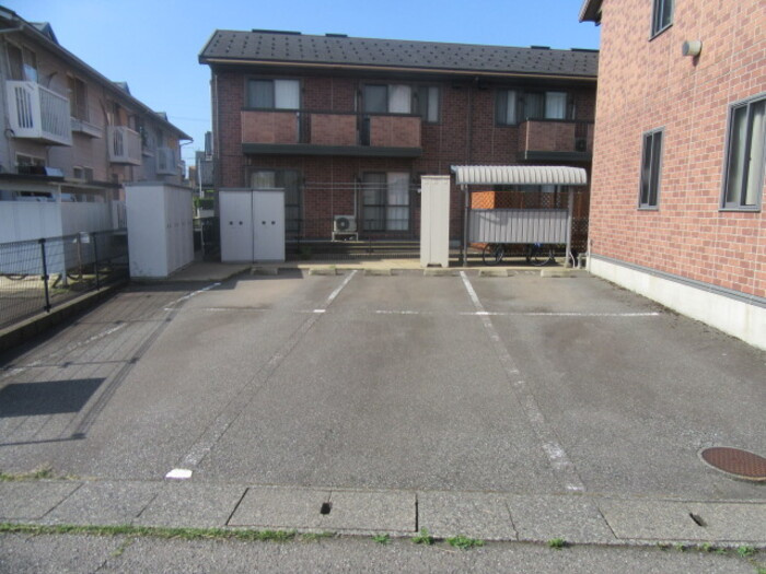 リビングタウン南四ツ居　Ｃの駐車場