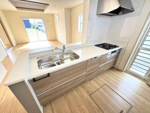 ブルーミングガーデン前橋市龍蔵寺町　1号棟のキッチン|人気のカウンターキッチン採用です☆ゴミ出しに便利な勝手口付き♪
コンロも３口ご用意しています！調理スペースも広くストレスなくお料理できます。
浄水器つきなので美味しいお水も飲めますよ♪