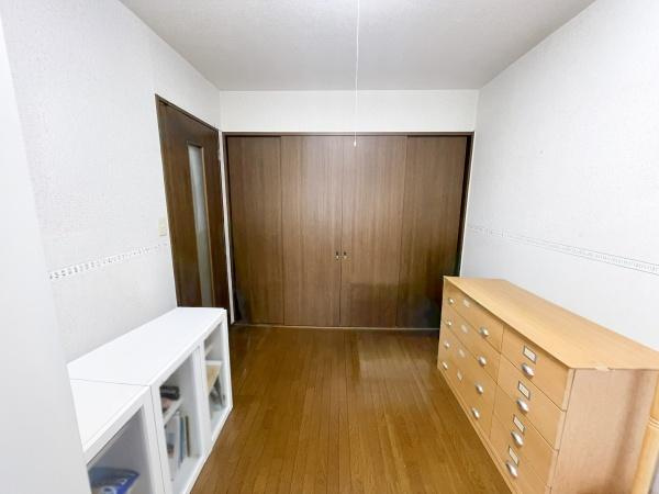 シーサイド平田の洋室|大きめのクローゼットが備わっており収納力があり。シンプルな内装で使いやすい空間です◎