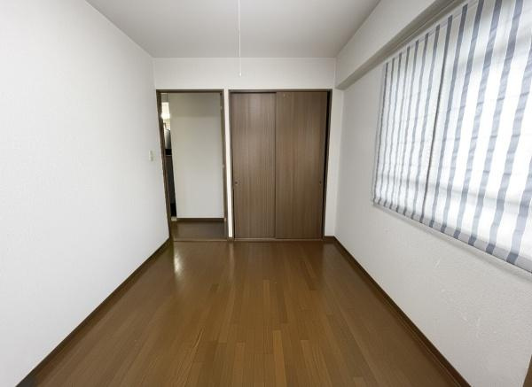 シーサイド平田の洋室|窓からの採光で室内が明るい洋室。収納付きで日常の使いやすさにも配慮されています◎