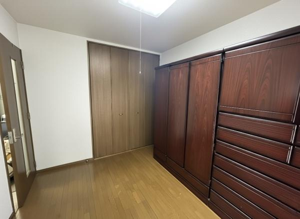 シーサイド平田の洋室|落ち着いた色合いのフローリングが印象的な洋室。収納スペースが充実していてお部屋をすっきり保てます♪