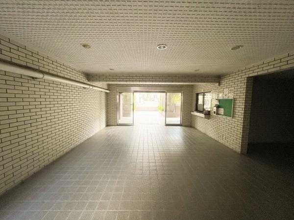 シーサイド平田のエントランス|エントランスは明るさが感じられ開放感のある設計となっています。。ガラス扉が外の光をしっかり取り込んでいます！