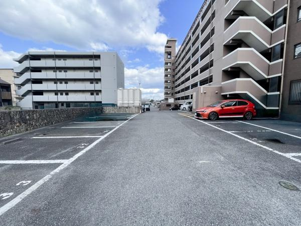 シーサイド平田の駐車場|駐車場が広々としており車の出し入れがしやすい配置です。敷地内に駐車スペースが複数確保されているので利便性◎