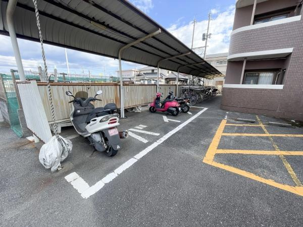 シーサイド平田のその他共用部分|屋根付きのバイク置き場があるのでバイクを天候から守ることができます♪