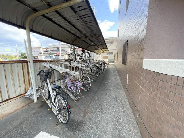 シーサイド平田のその他共用部分|屋根付きの駐輪場は2段式ラックで多くの台数を駐輪できます！アパート横に設置されており移動が便利◎