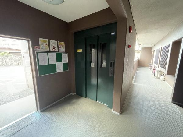シーサイド平田のその他共用部分|エレベーターの近くには掲示板があり情報の共有もできるスペースになっています。屋内廊下なので天気に左右されにくい設計◎