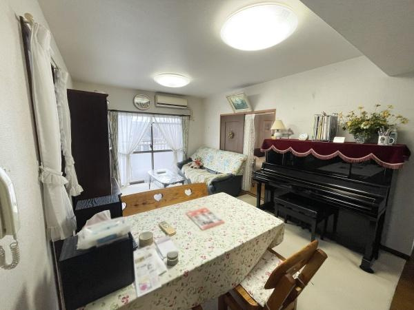 シーサイド平田の居間・リビング|大きな窓から光が差し込み開放感があります♪