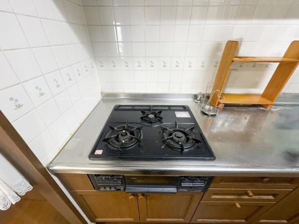 シーサイド平田のキッチン|三口のガスコンロが設置されており調理効率があがります♪