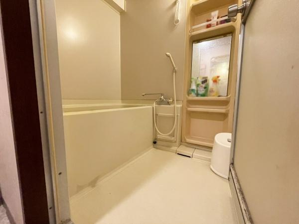 シーサイド平田の浴室|コンパクトながらも機能的な空間が広がるバスルーム。収納棚も備わっており日用品の整理に便利◎