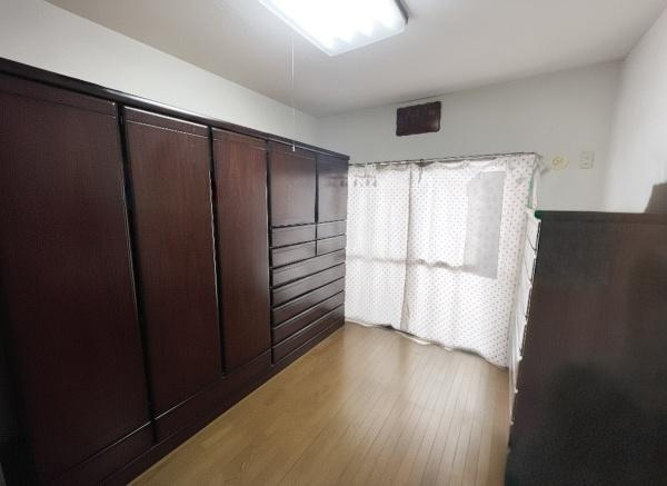 シーサイド平田の洋室|シンプルな内装で使いやすい洋室。窓からやわらかな光が差し込むため日中も明るさを感じられます。フローリングのためお手入れも簡単に行えます。