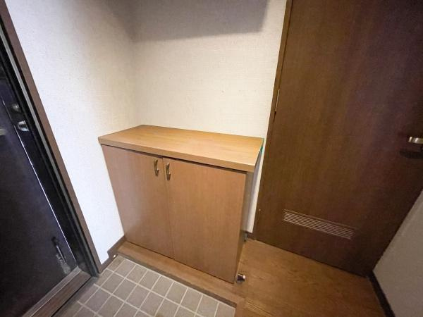 シーサイド平田の玄関|シンプルなデザインの玄関にはシューズボックス付き！