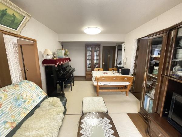 シーサイド平田の居間・リビング|開放感のある窓が特徴で明るい印象のリビング。リビングが中心にある間取りで家族団らんにも♪