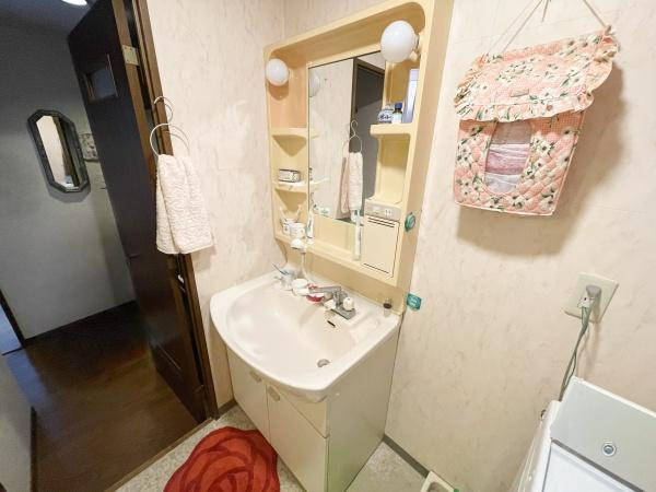 シーサイド平田の独立洗面台|洗面所はシンプルな造りで、コンパクトながら収納スペースも確保されています！