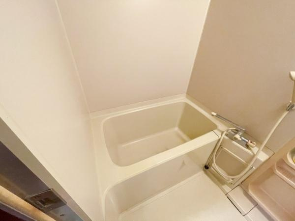 シーサイド平田の浴室|バスルームには収納棚もあり、シャンプーやボディソープを整理しやすく、快適な入浴環境が整っています♪