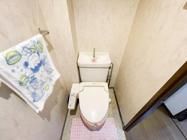 シーサイド平田のトイレ|トイレには温水洗浄便座が備わっており快適にご利用いただけます。手洗い付きタンクが設置されているのも嬉しいポイント！