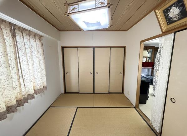 シーサイド平田の和室|窓から自然光が入る6帖の和室。