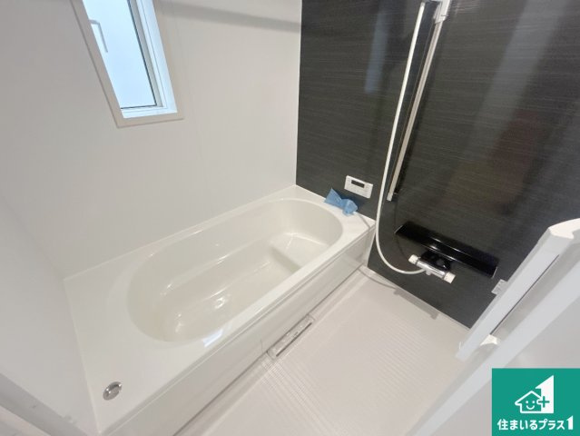 神戸市西区王塚台　第6期　新築一戸建ての浴室|足をゆったり伸ばして寛げる浴槽です。窓が設けられていますので差し込む光が明るく穏やかな雰囲気にしてくれます♪浴室乾燥機も設置しているので、雨の日の洗濯物も安心です♪