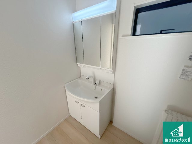 神戸市西区王塚台　第6期　新築一戸建ての独立洗面台|清潔感のある洗面台です。フラットな鏡は掃除がしやすく毎日清潔！鏡裏には収納があるのでスッキリとした洗面台が保てます。