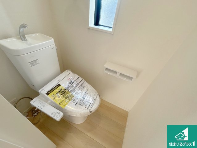 神戸市西区王塚台　第6期　新築一戸建てのトイレ|1・2階の2ヶ所にあるので、朝の忙しい時間の順番待ちもなく、深夜の利用にも大変便利です。