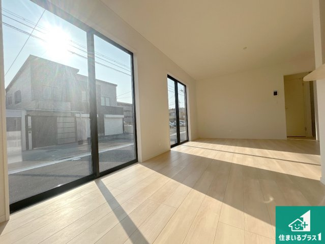 神戸市西区王塚台　第6期　新築一戸建ての居間・リビング|日当たり良好の明るいリビングで朝の目覚めもスッキリできそう！対面キッチンでご家族のコミュニケーションも自然と増える設計！小さなお子様が遊ぶスペースを作っても広々とくつろげるLDK！