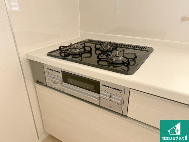 神戸市西区王塚台　第6期　新築一戸建ての設備|ダブル高火力Ｓｉセンサー付きコンロ！３口あるので、まとめて料理をする時も大活躍！