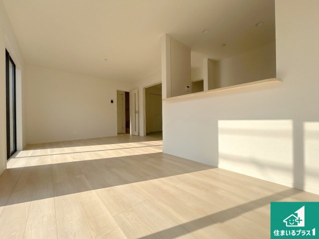 神戸市西区王塚台　第6期　新築一戸建ての居間・リビング|子供を見守りながらお料理が出来るため家族のコミュニケーションか増えます♪スペースが広く確保されている為お子様が大きくなったときは一緒に料理を楽しめます♪