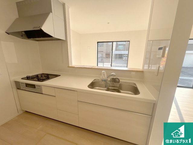 神戸市西区王塚台　第6期　新築一戸建てのキッチン|リビングと統一感があり、使い勝手のいいキッチン。広々としているので、二人並んで作業が出来ちゃいます。お子様と一緒に色々なお料理に挑戦できるスペースがあります。