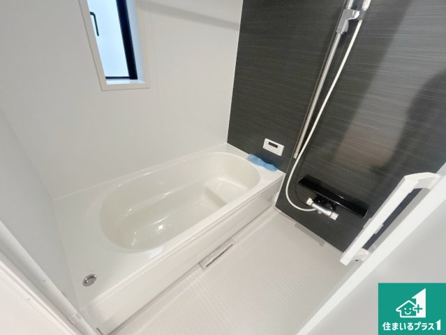 神戸市西区王塚台　第6期　新築一戸建ての浴室|足をゆったり伸ばして寛げる浴槽です。窓が設けられていますので差し込む光が明るく穏やかな雰囲気にしてくれます♪浴室乾燥機も設置しているので、雨の日の洗濯物も安心です♪