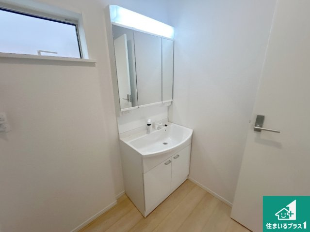 神戸市西区王塚台　第6期　新築一戸建ての独立洗面台|清潔感のある洗面台です。フラットな鏡は掃除がしやすく毎日清潔！鏡裏には収納があるのでスッキリとした洗面台が保てます。