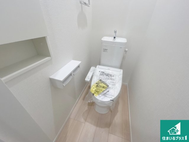 神戸市西区王塚台　第6期　新築一戸建てのトイレ|1・2階の2ヶ所にあるので、朝の忙しい時間の順番待ちもなく、深夜の利用にも大変便利です。