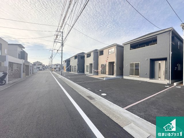 神戸市西区王塚台　第6期　新築一戸建ての前面道路含む現地写真|周辺は閑静な住宅街！前面道路広々で車の出し入れも便利です。駐車が苦手な方でも安心して車庫入れできます！