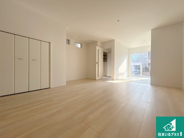 神戸市西区王塚台　第6期　新築一戸建ての居間・リビング|日当たり良好の明るいリビングで朝の目覚めもスッキリできそう！対面キッチンでご家族のコミュニケーションも自然と増える設計！小さなお子様が遊ぶスペースを作っても広々とくつろげるLDK！