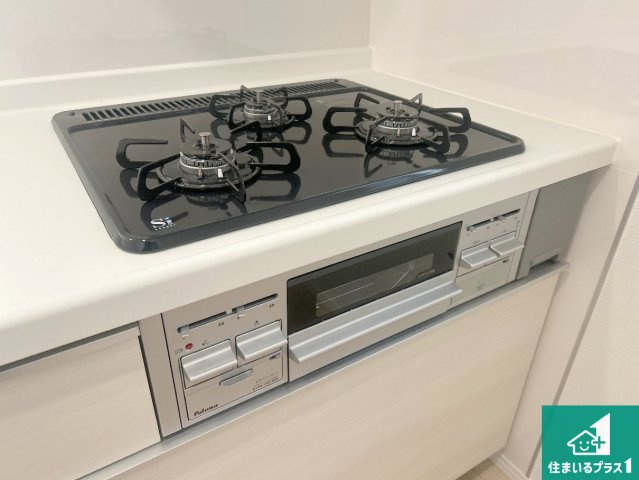 神戸市西区王塚台　第6期　新築一戸建ての設備|ダブル高火力Ｓｉセンサー付きコンロ！３口あるので、まとめて料理をする時も大活躍！