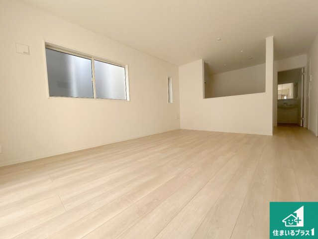 神戸市西区王塚台　第6期　新築一戸建ての居間・リビング|子供を見守りながらお料理が出来るため家族のコミュニケーションか増えます♪スペースが広く確保されている為お子様が大きくなったときは一緒に料理を楽しめます♪