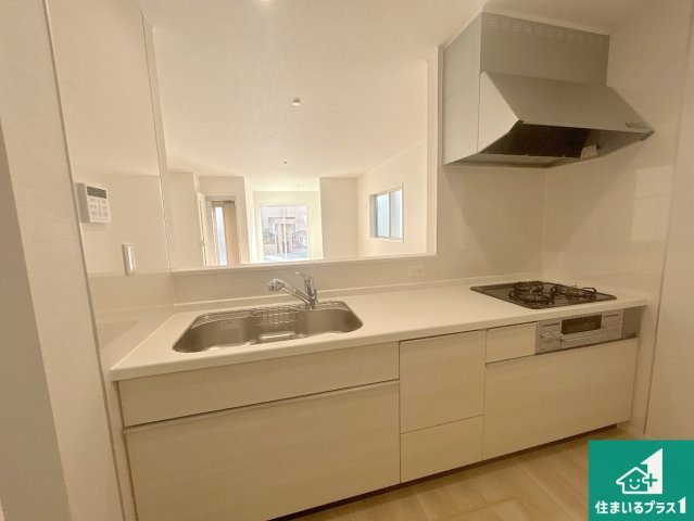 神戸市西区王塚台　第6期　新築一戸建てのキッチン|リビングと統一感があり、使い勝手のいいキッチン。広々としているので、二人並んで作業が出来ちゃいます。お子様と一緒に色々なお料理に挑戦できるスペースがあります。