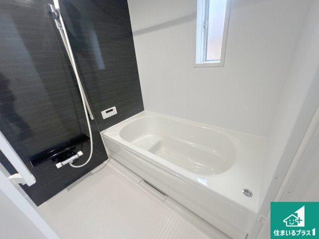 神戸市西区王塚台　第6期　新築一戸建ての浴室|足をゆったり伸ばして寛げる浴槽です。窓が設けられていますので差し込む光が明るく穏やかな雰囲気にしてくれます♪浴室乾燥機も設置しているので、雨の日の洗濯物も安心です♪