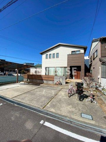 八剱町岩塚戸建の駐車場