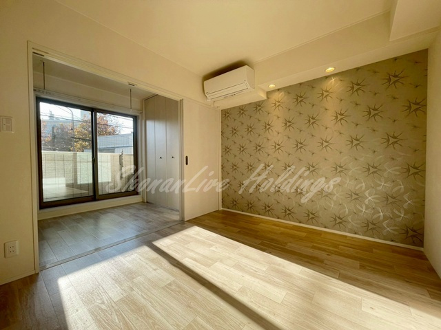 A・R横浜の居間・リビング|アクセントクロスでおしゃれなリビング♪