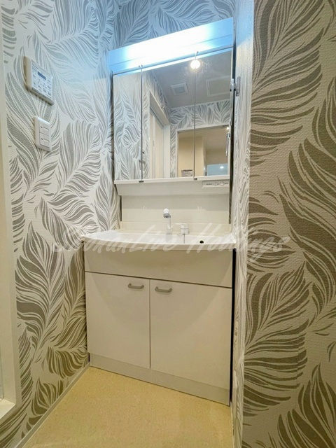 A・R横浜の洗面所|人気の三面鏡独立洗面台♪