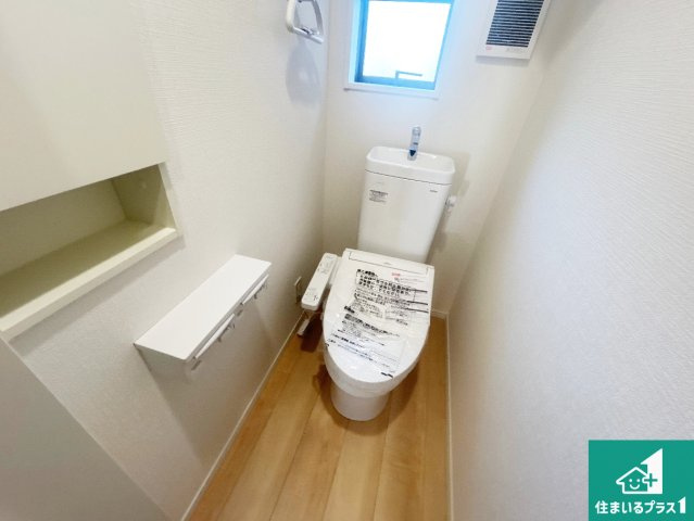 神戸市西区王塚台　第6期　新築一戸建てのトイレ|1・2階の2ヶ所にあるので、朝の忙しい時間の順番待ちもなく、深夜の利用にも大変便利です。