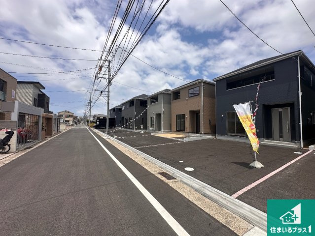 神戸市西区王塚台　第6期　新築一戸建ての前面道路含む現地写真|周辺は閑静な住宅街！前面道路広々で車の出し入れも便利です。駐車が苦手な方でも安心して車庫入れできます！