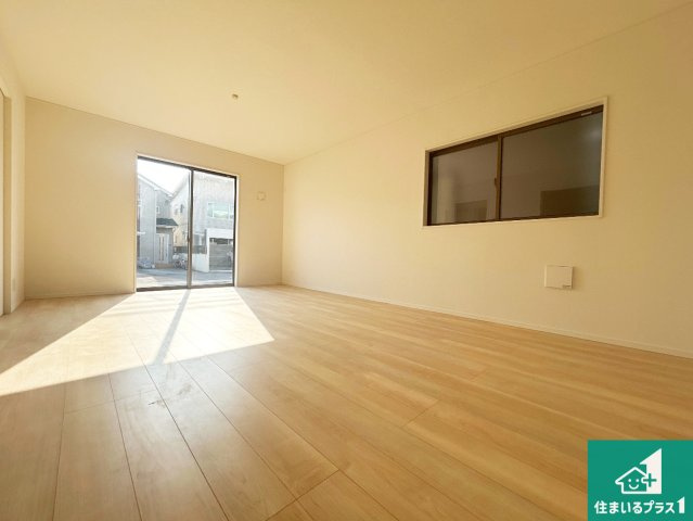 神戸市西区王塚台　第6期　新築一戸建ての居間・リビング|日当たり良好の明るいリビングで朝の目覚めもスッキリできそう！対面キッチンでご家族のコミュニケーションも自然と増える設計！小さなお子様が遊ぶスペースを作っても広々とくつろげるLDK！
